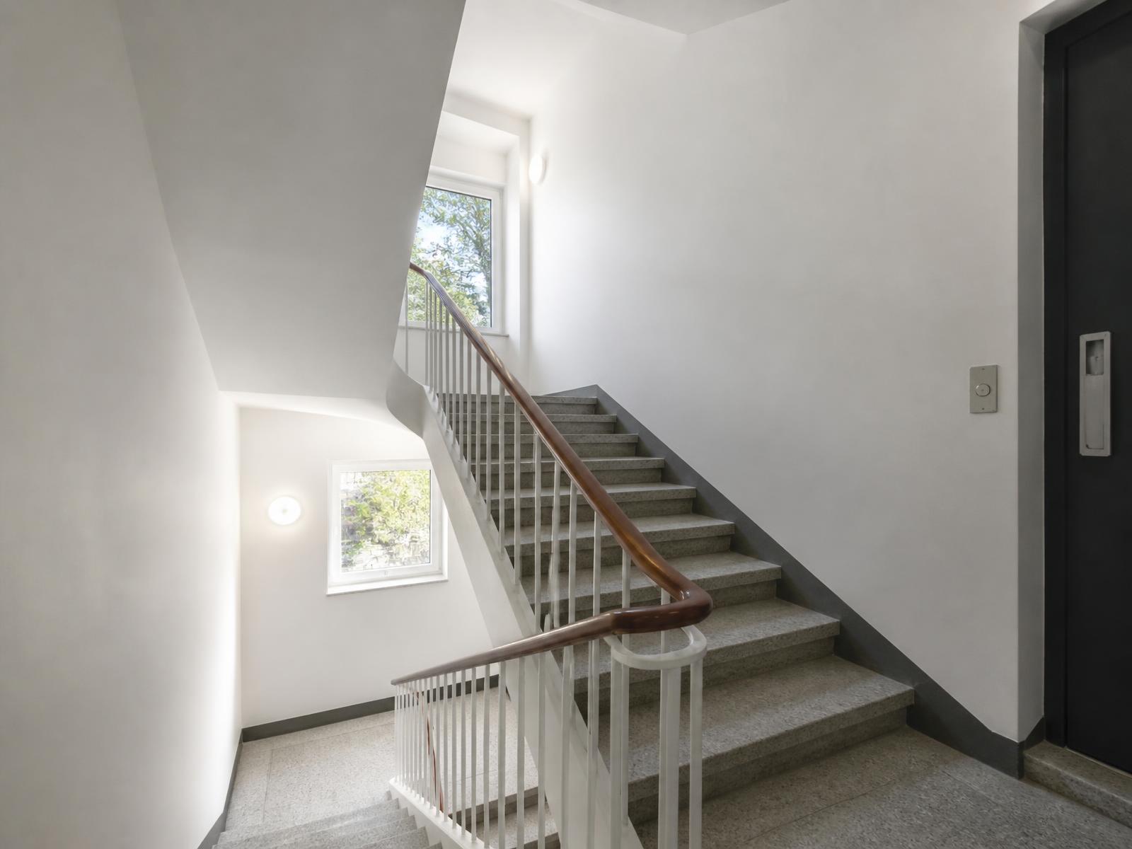Renoviertes Treppenhaus mit neu gestrichenen Wänden